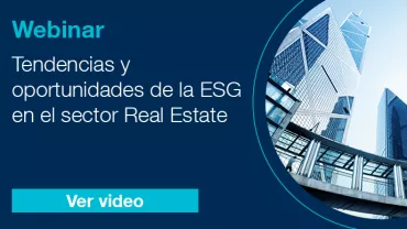 Rascacielos y texto sobre un webinar en el sector inmobiliario.