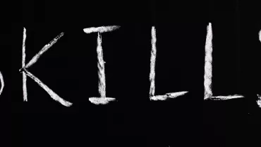 Texto 'Skills' escrito en pizarra negra.