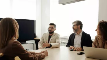 Reunión de negocios en una oficina moderna.