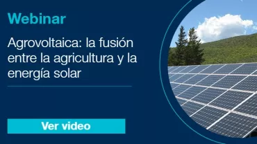 Paneles solares en un campo verde, texto sobre un webinar de agrovoltaica.