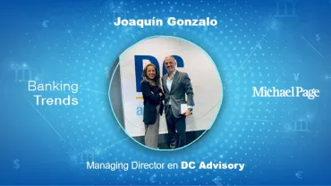 Dos personas frente a un logo de DC Advisory, fondo azul con texto sobre tendencias bancarias.