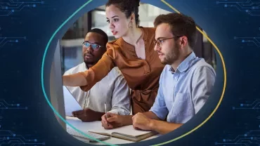 Equipo colaborando en una oficina, revisando documentos.