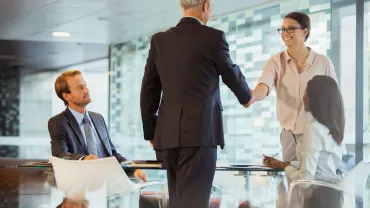 Reunión de negocios con personas dando la mano en la oficina.