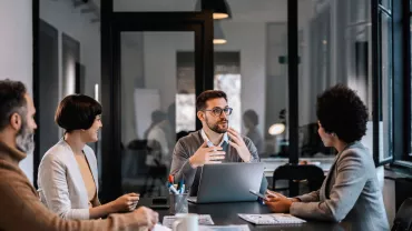 Equipo financiero en una reunión 