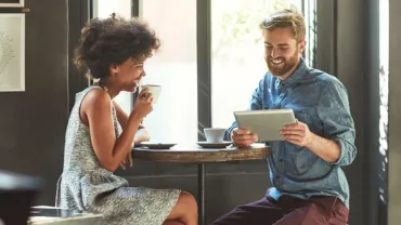 Un hombre y una mujer haciendo una entrevista informal tomando un café