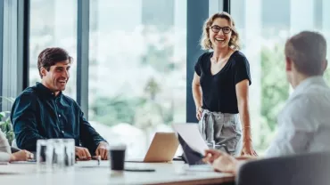 Mujer profesional en reunión de trabajo sobre transparencia salarial. 