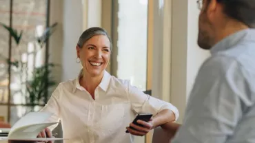 Una mujer haciendo una entrevista de trabajo a un hombre