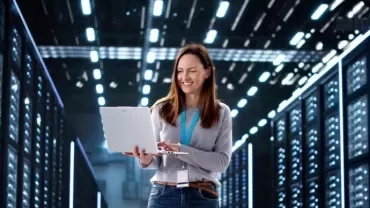 Mujer arquitecta de sistemas en sala de servidores.