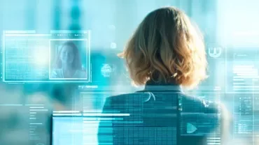 Profesional analizando perfiles laborales en ordenador, simbolizando transparencia salarial y digitalización del empleo