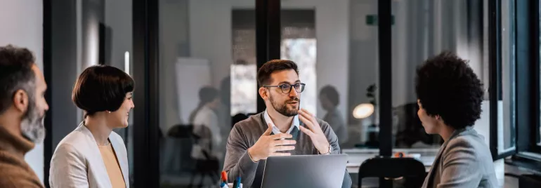 Equipo financiero en una reunión 