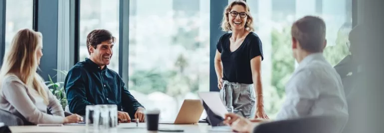 Mujer profesional en reunión de trabajo sobre transparencia salarial. 